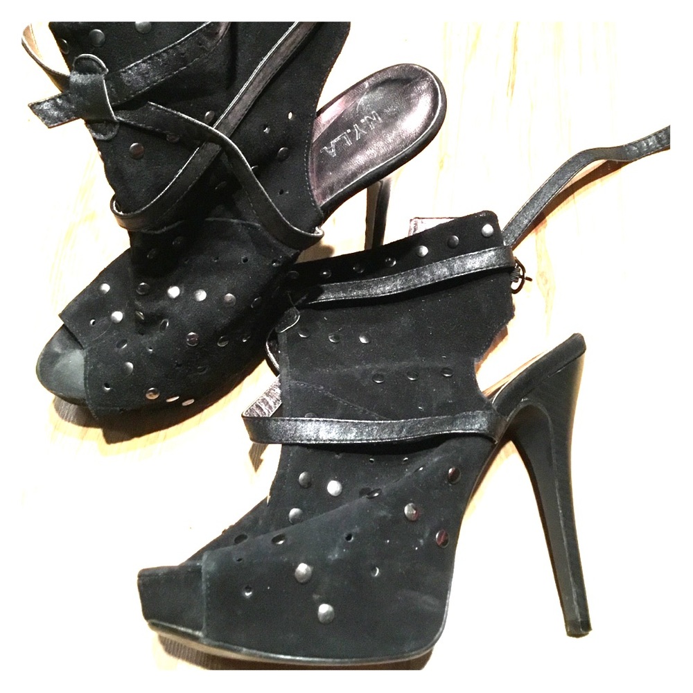 N.Y.L.A black platform *offers welcome*